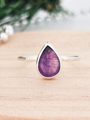 Bague en argent texturée et sertie d'une Améthyste en forme de goutte