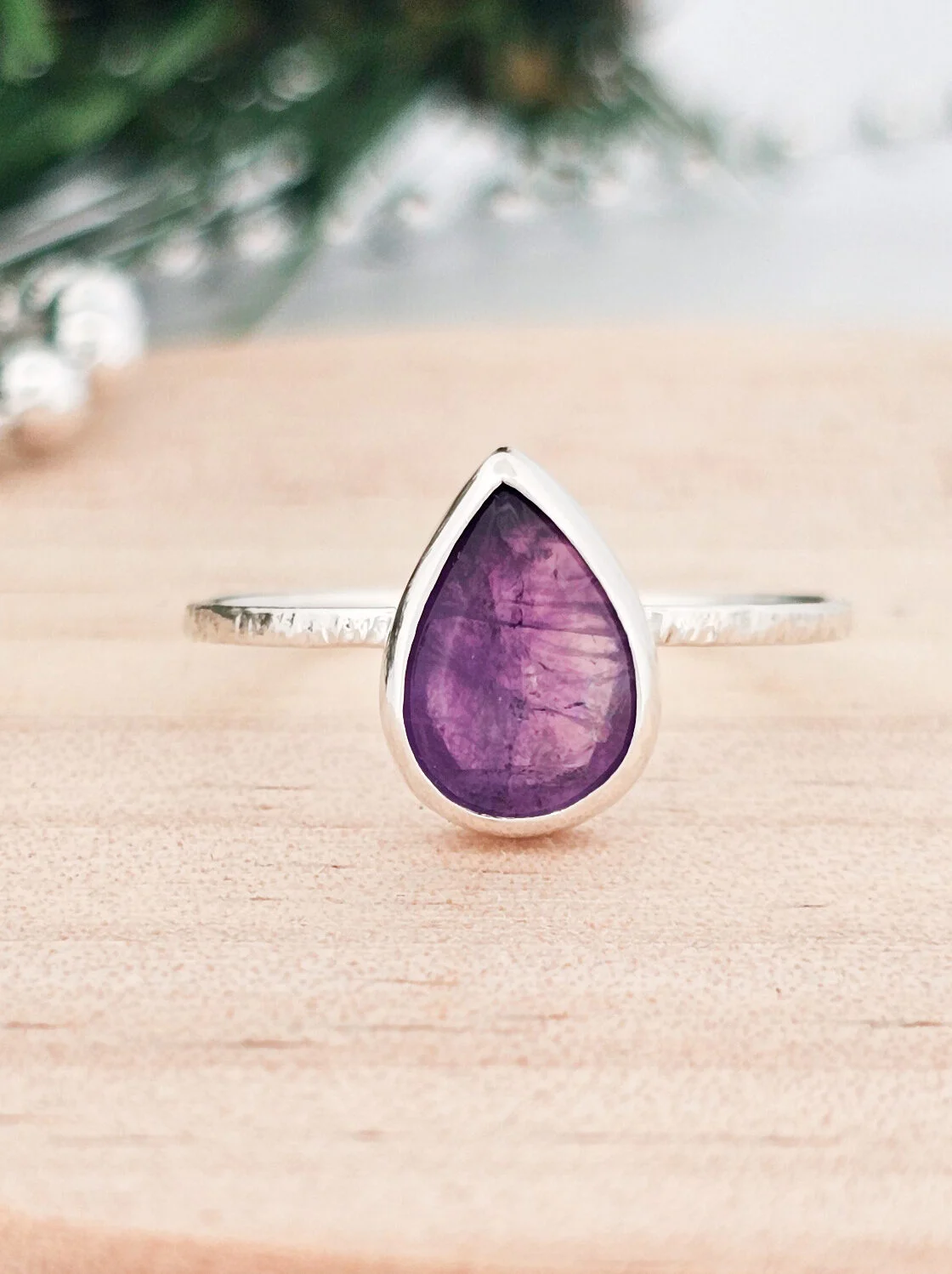Bague en argent texturée et sertie d'une Améthyste en forme de goutte