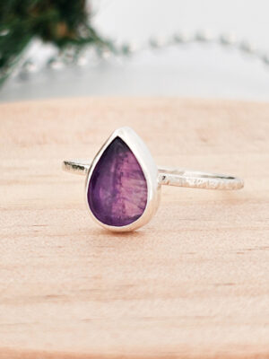 Bague en argent texturée et sertie d'une Améthyste en forme de goutte