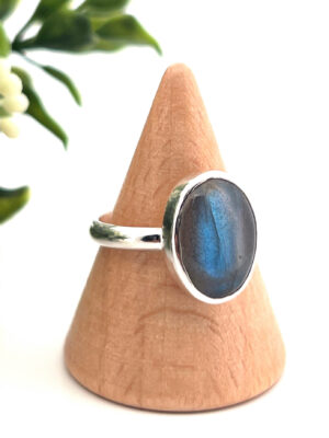 Bague en argent sertie d'une labradorite ovale