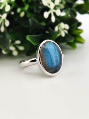 Bague en argent sertie d'une labradorite ovale