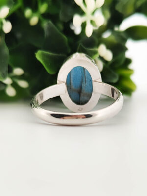 Bague en argent sertie d'une labradorite ovale