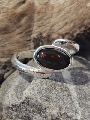 Bague en argent martelé sertie d'une Opale noire de Delanta aux feux multicolores