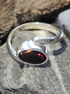 Bague en argent martelé sertie d'une Opale noire de Delanta aux feux multicolores