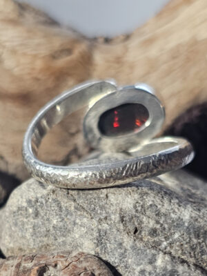 Bague en argent martelé sertie d'une Opale noire de Delanta aux feux multicolores