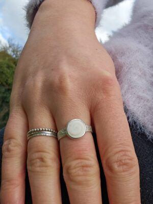 Bague en argent texturé sertie d'un Oeil de Sainte Lucie
