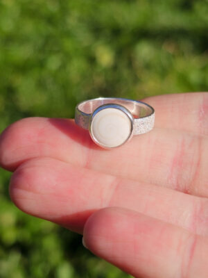 Bague en argent texturé sertie d'un Oeil de Sainte Lucie