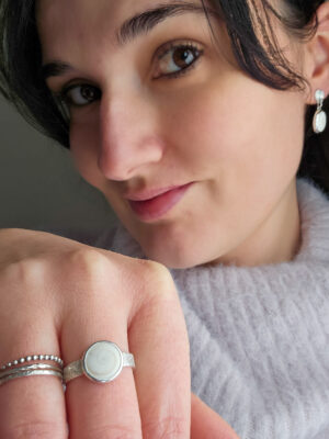 Bague en argent texturé sertie d'un Oeil de Sainte Lucie