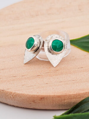 Boucles d'oreilles en argent modulables serties de malachites naturelles avec feuilles en argent texturées