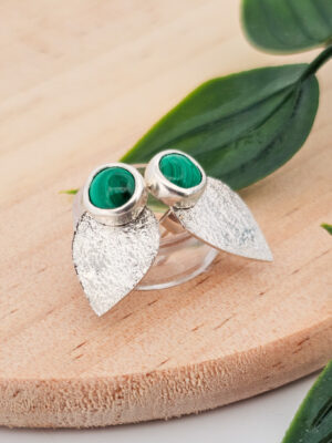 Boucles d'oreilles en argent modulables serties de malachites naturelles avec feuilles en argent texturées