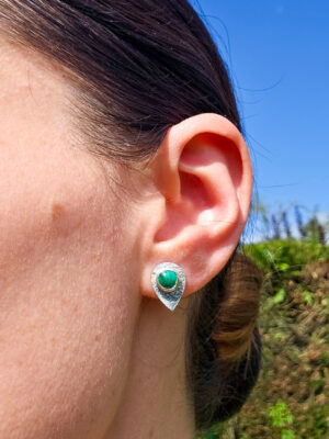 Boucles d'oreilles en argent modulables serties de malachites naturelles avec feuilles en argent texturées