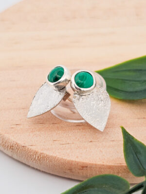 Boucles d'oreilles en argent modulables serties de malachites naturelles avec feuilles en argent texturées