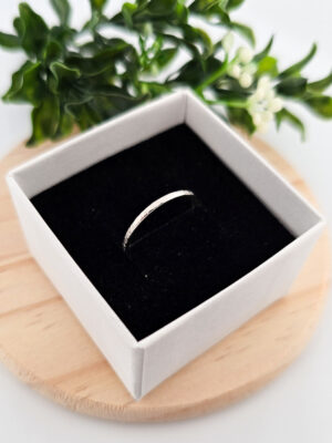 Bague fine en argent martelée