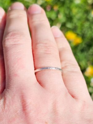 Bague fine en argent martelée