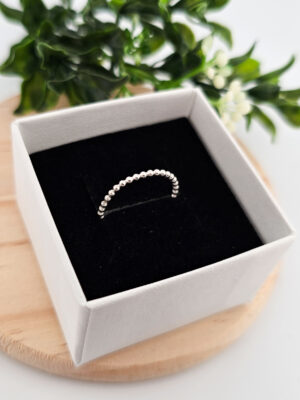 Bague perlée en argent