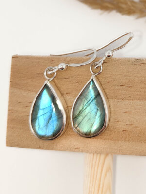 Boucles d'oreilles en argent serties de labradorites en forme de gouttes