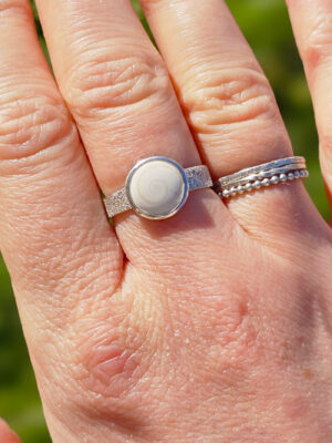 Bague en argent texturé sertie d'un Oeil de Sainte Lucie