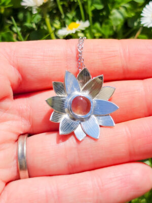 Collier en argent en forme de lotus serti d'une citrine naturelle