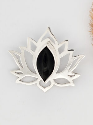 Pendentif en argent en forme de lotus serti d'une Obsidienne argentée
