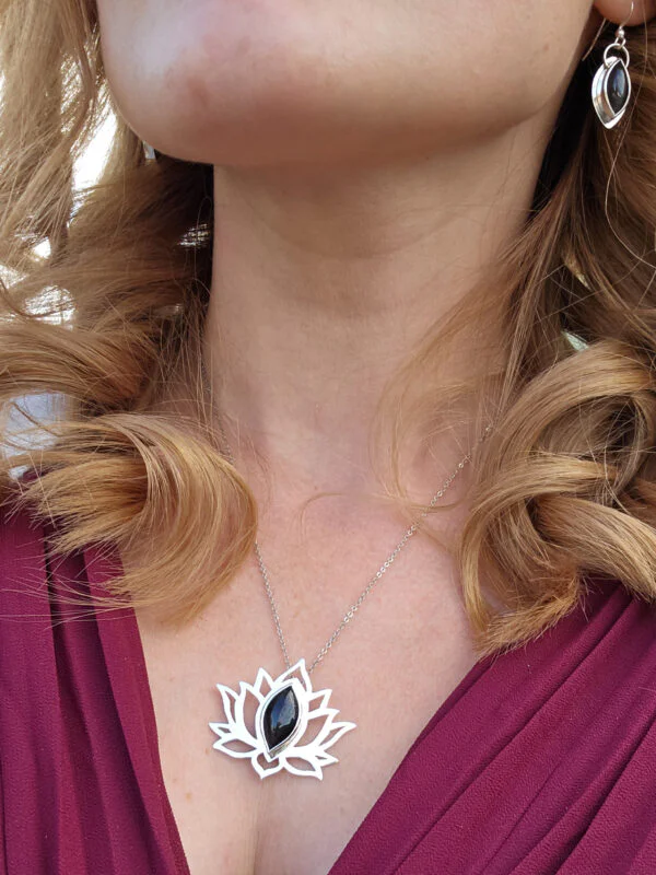 Pendentif en argent en forme de lotus serti d'une Obsidienne argentée
