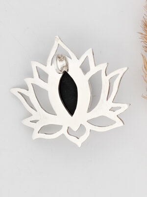 Pendentif en argent en forme de lotus serti d'une Obsidienne argentée