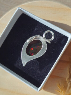 Arrière d'un pendentif en argent serti d'une Opale noire de Delanta