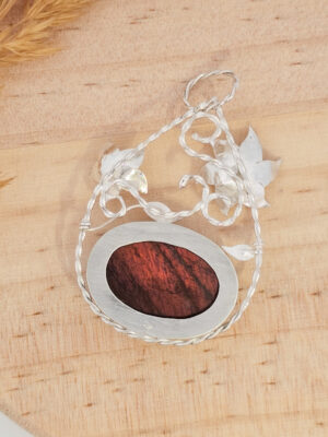 Arrière d'un collier en argent avec des torsades et des fleurs serti d'une Labradorite spectrolite