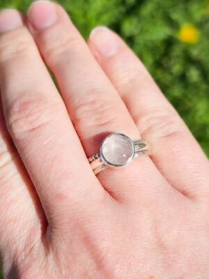 Bagues en argent avec une bague en quartz rose