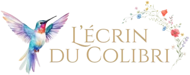 Logo avec colibri en aquarelle et fleurs pastel encadrant le texte doré L'ÉCRIN DU COLIBRI
