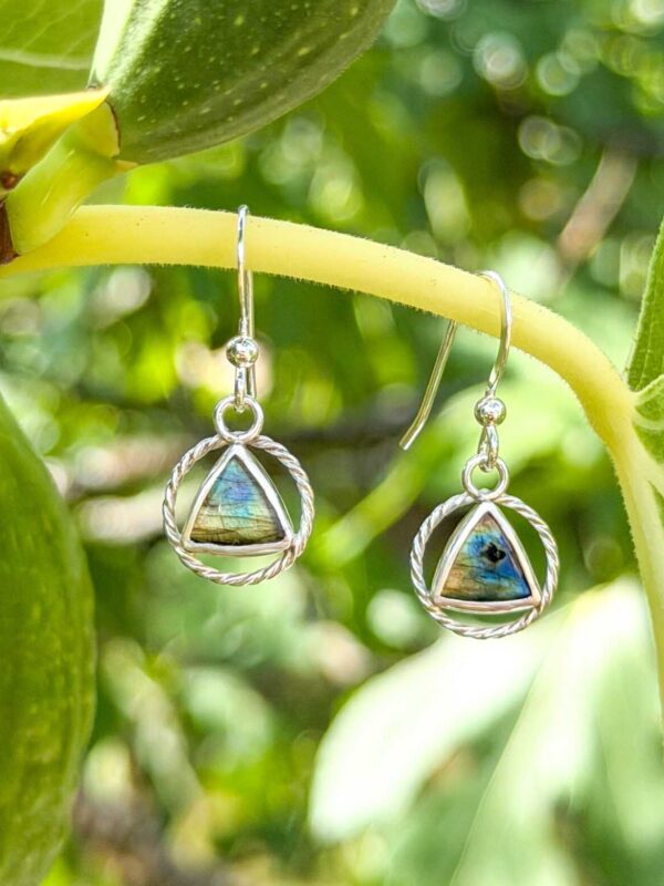 Boucles d'oreilles en argent torsadé serties de labradorites