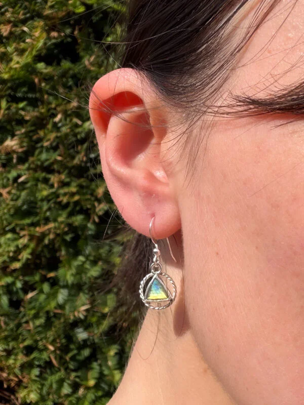Boucles d'oreilles en argent torsadé serties de labradorites