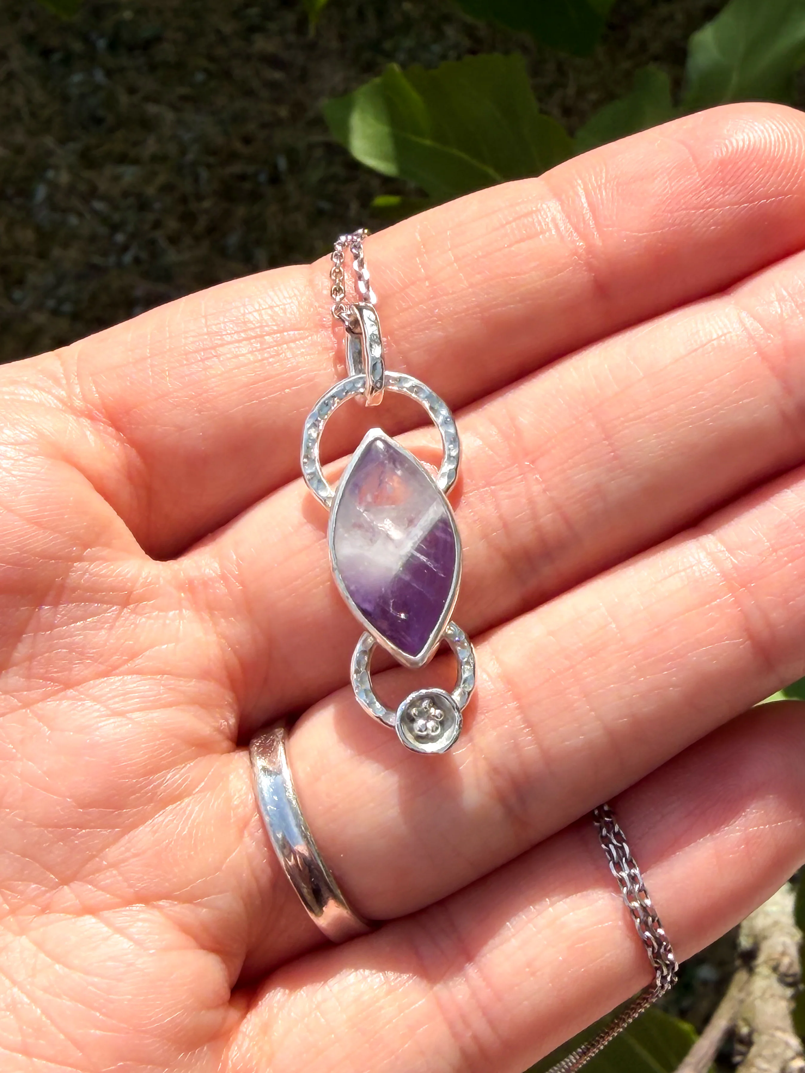 Collier en argent serti d'une Améthyste à chevron
