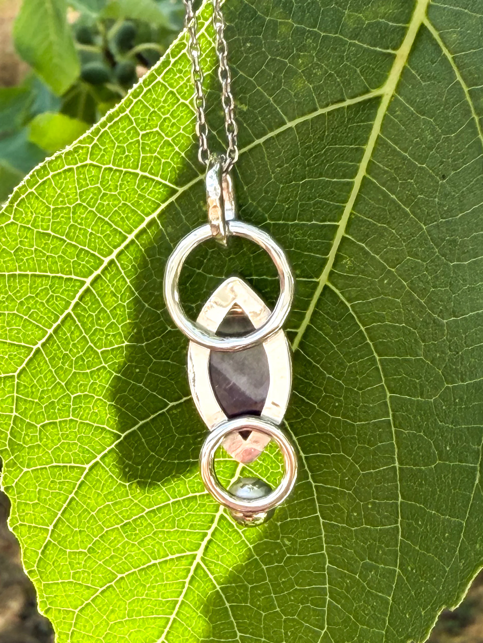 Arrière d'un collier en argent serti d'une Améthyste à chevron