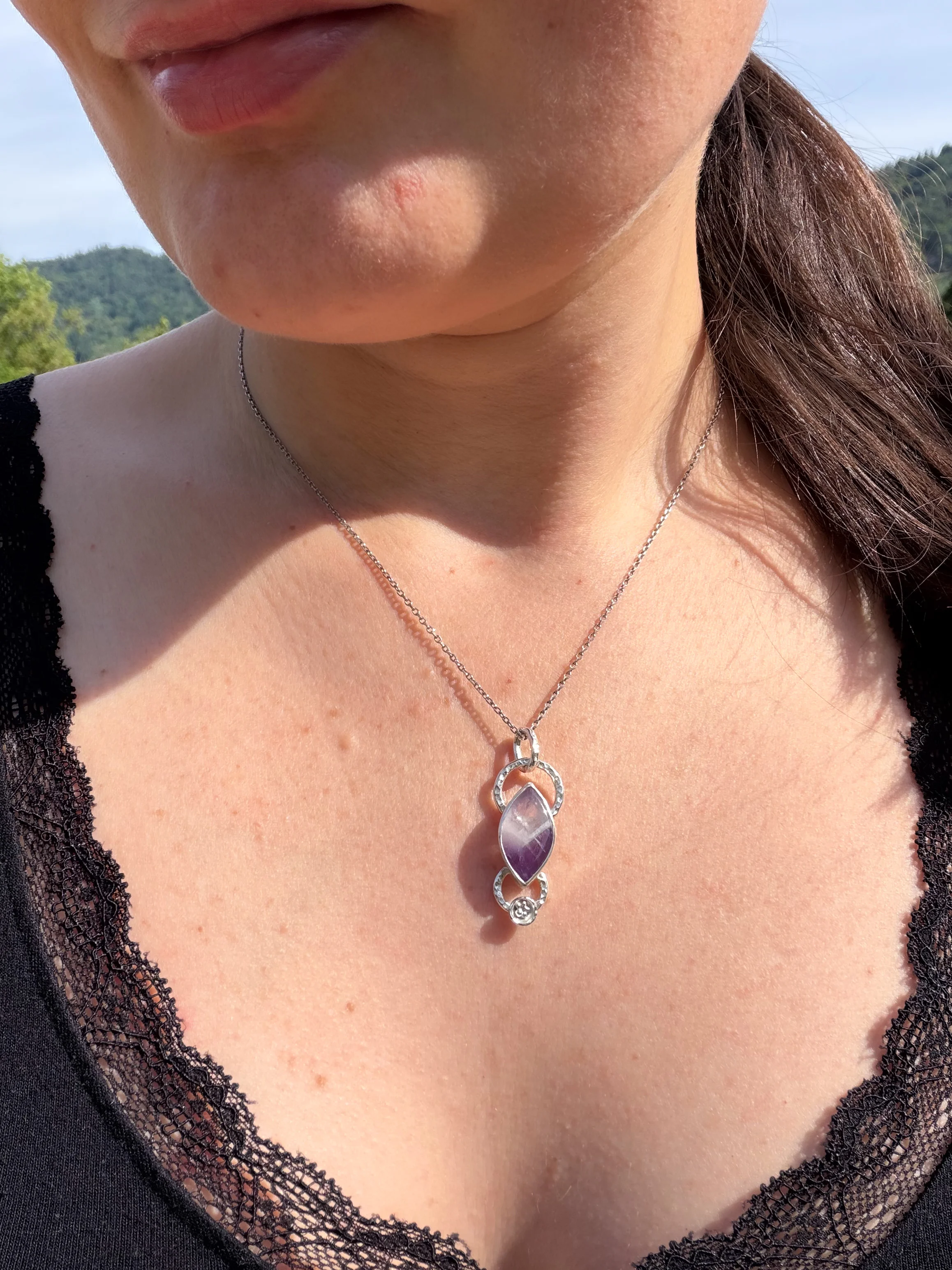 Collier en argent serti d'une Améthyste à chevron