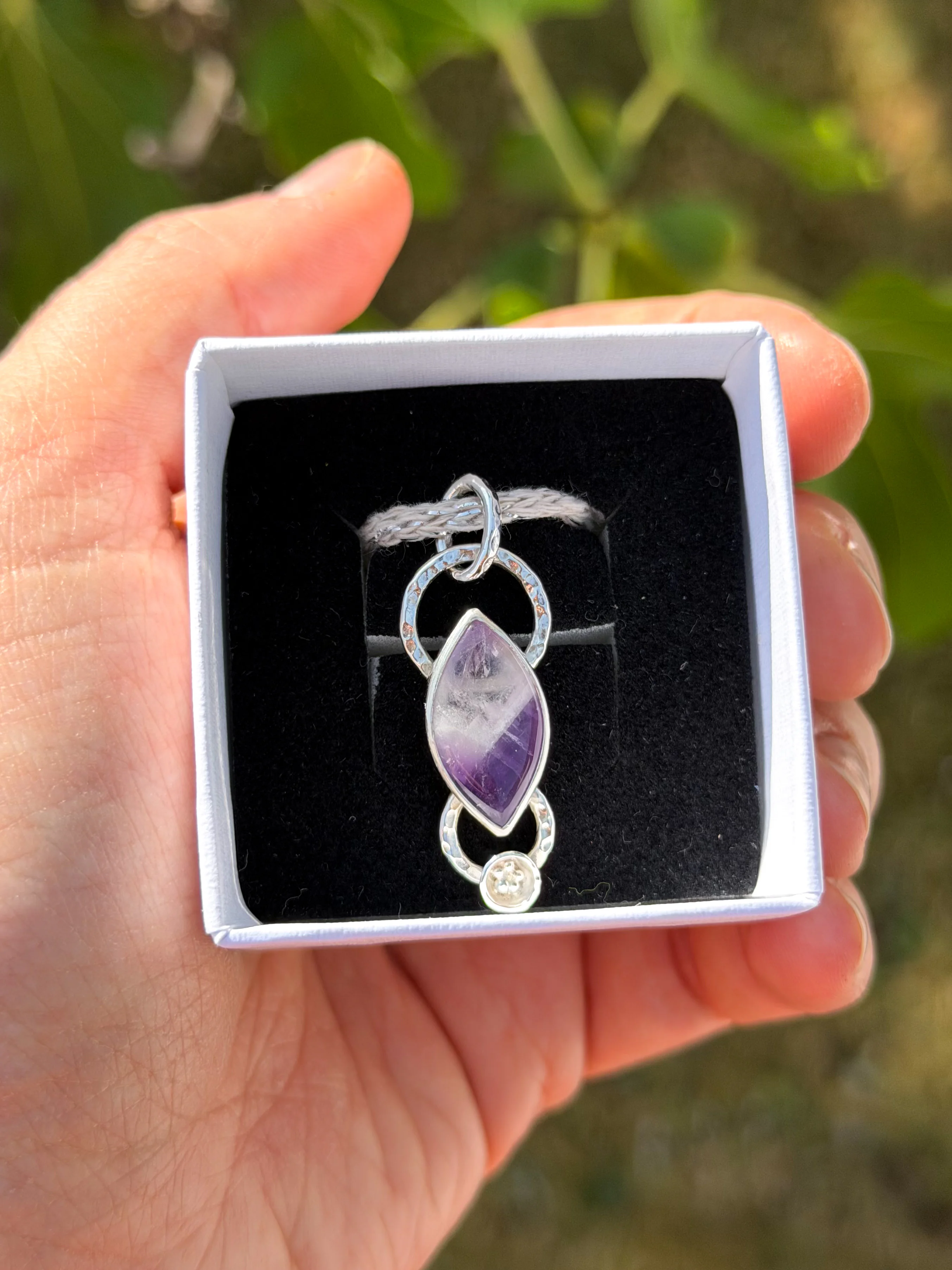 Pendentif en argent serti d'une Améthyste