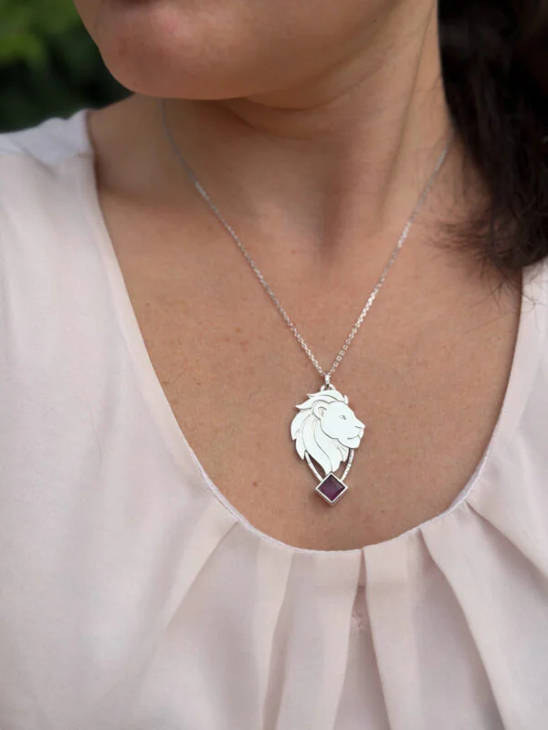 Collier lion en argent serti d'une améthyste