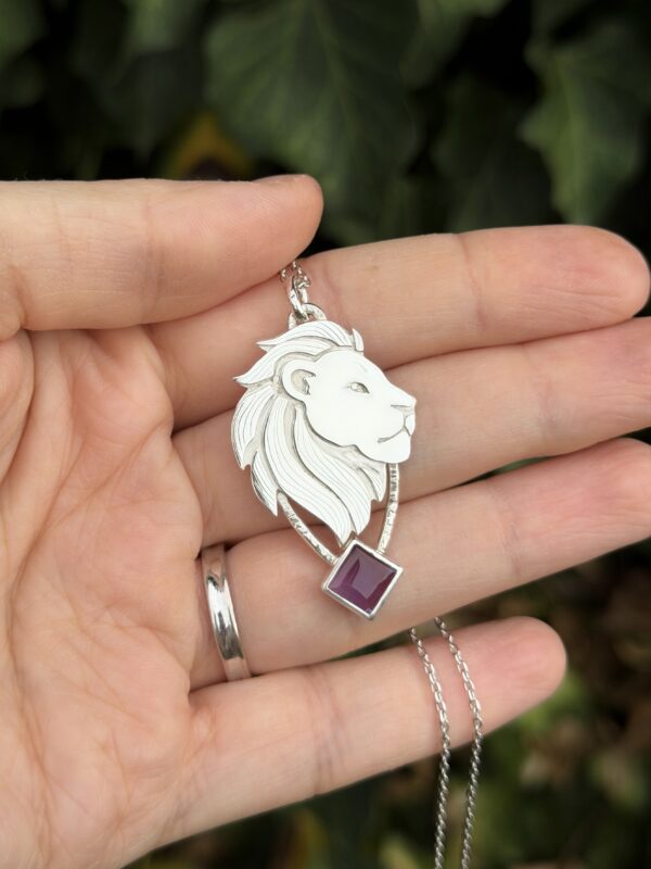 Collier en forme de lion avec une améthyste