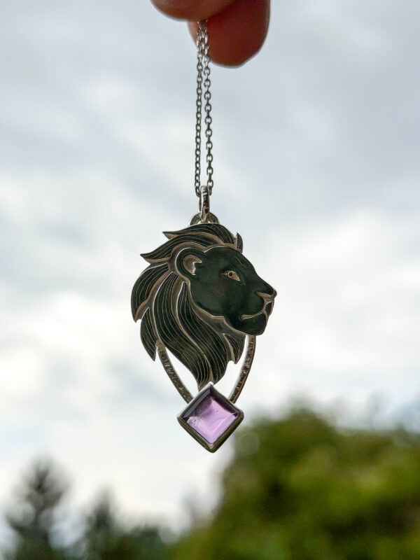 Collier lion en argent serti d'une améthyste