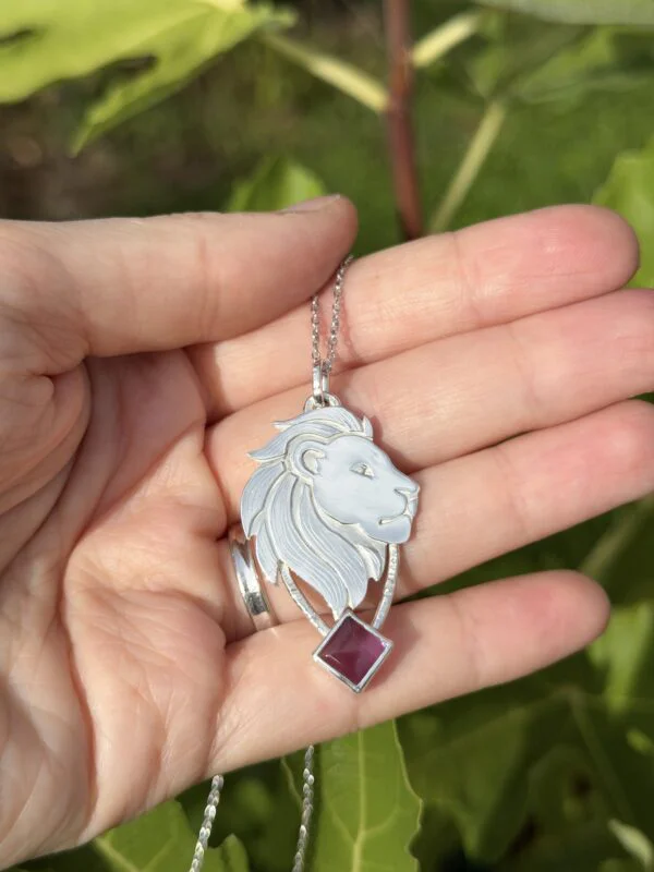 Collier en forme de lion avec une améthyste