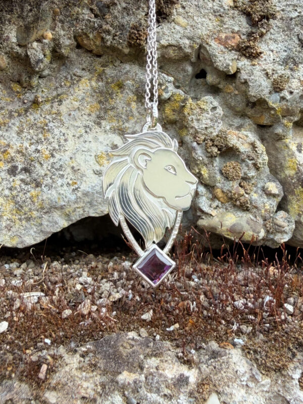 Collier en forme de lion avec une améthyste