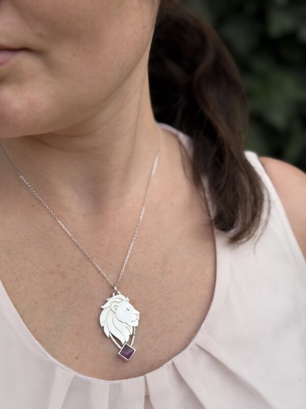 Collier en forme de lion avec une améthyste